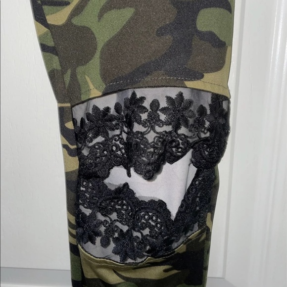 ⭐️New⭐️ camo leggings with lace - Picture 5 of 7